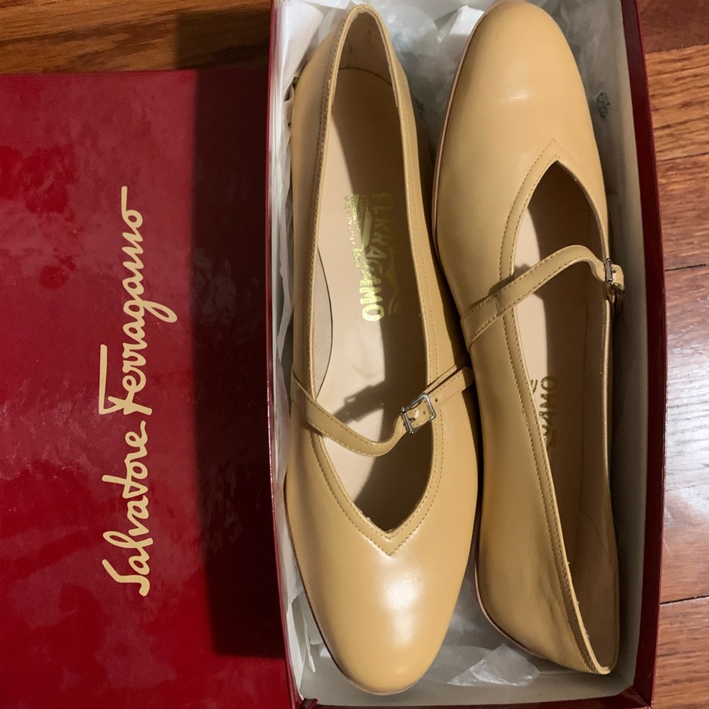 Ferragamo flats Audrey size 10